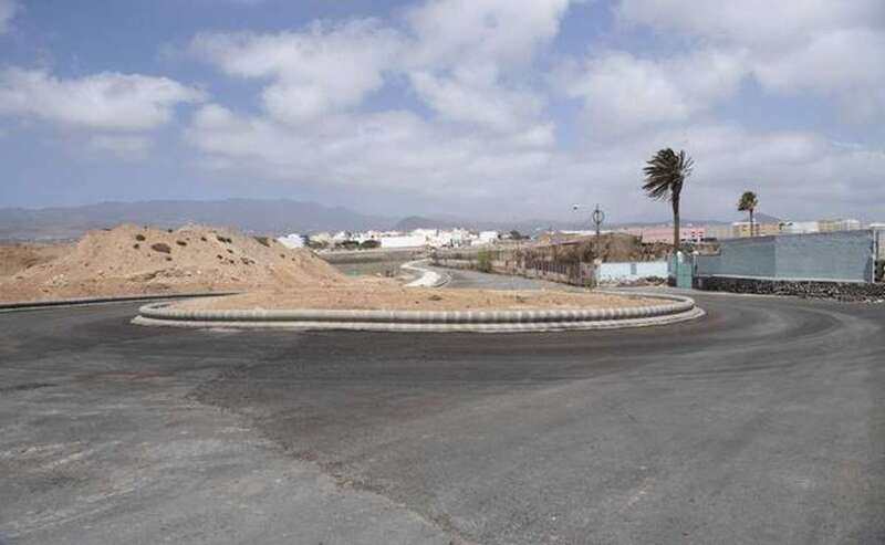 Rotonda ya terminada a la altura de la vía que conduce al colegio Príncipe de Asturias/ Juan Carlos Alonso.